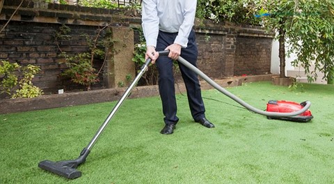 Apakah Vacuum Alat Terbaik Merawat Rumput Sintetis